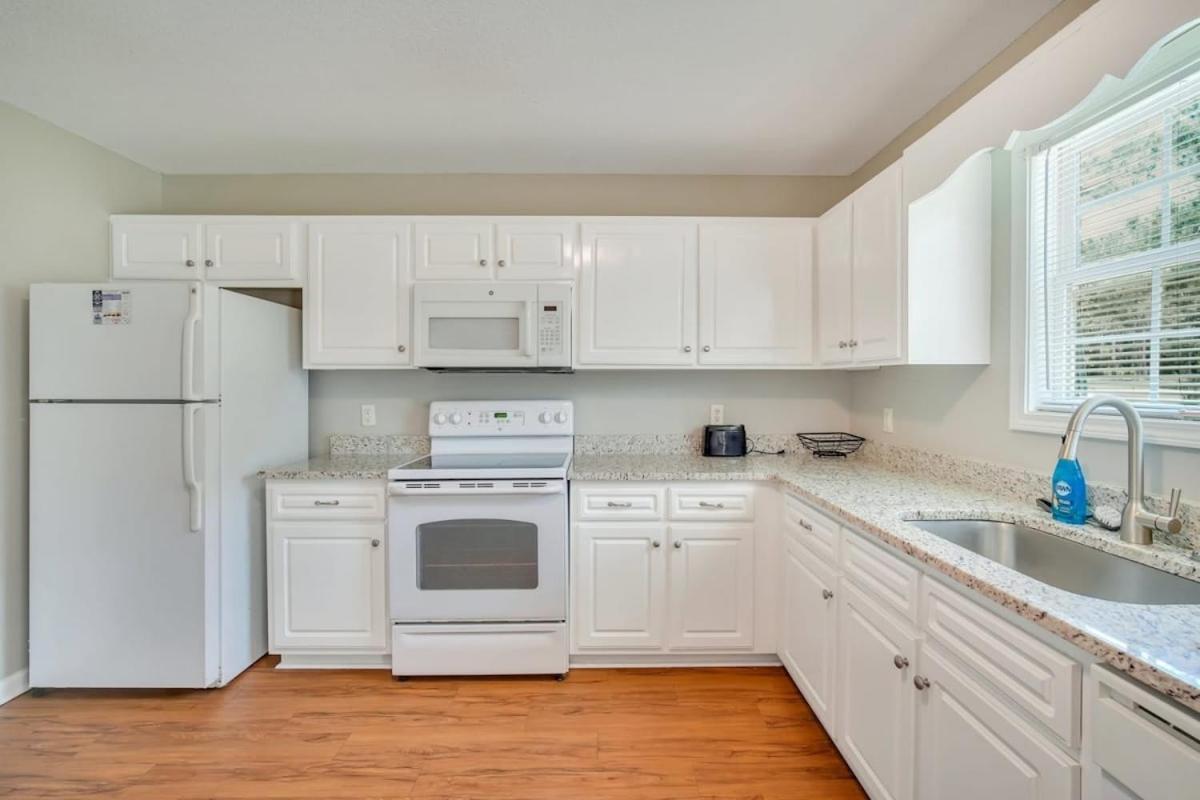 Charming Gray Home- 5 Mins From Gsu! Statesboro Exterior photo