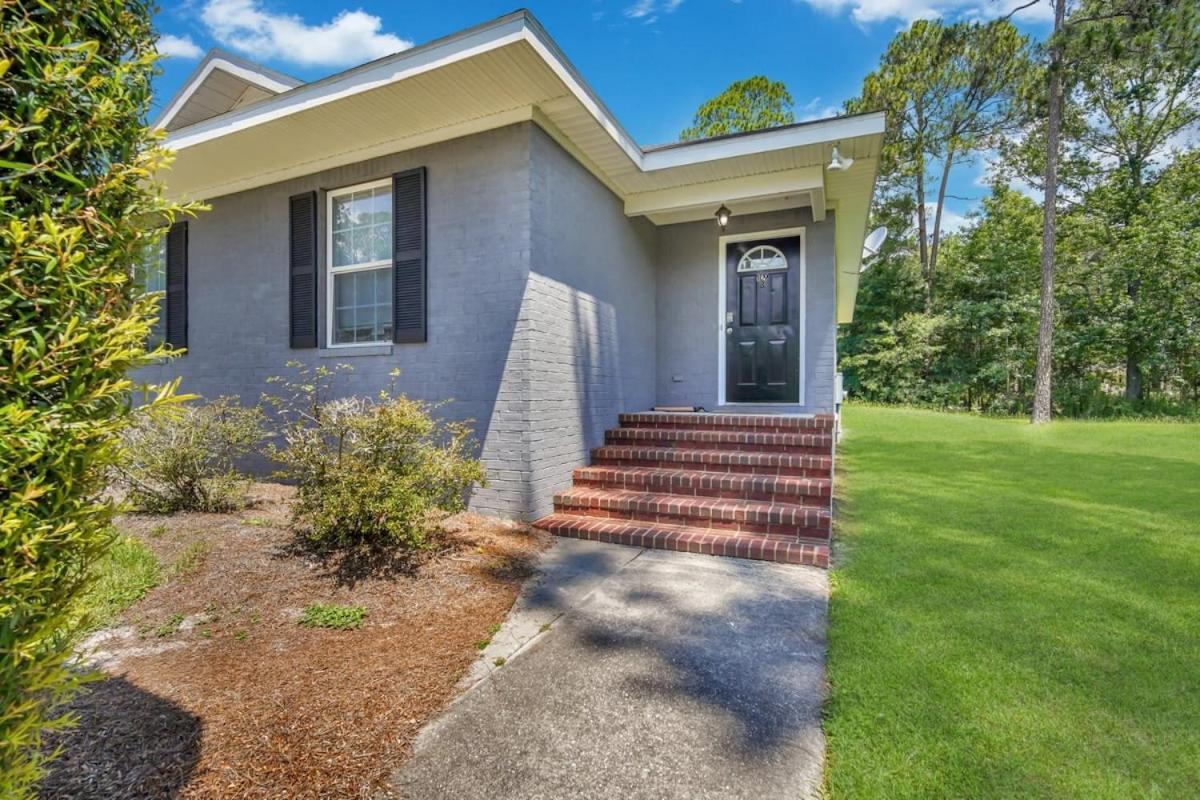 Charming Gray Home- 5 Mins From Gsu! Statesboro Exterior photo